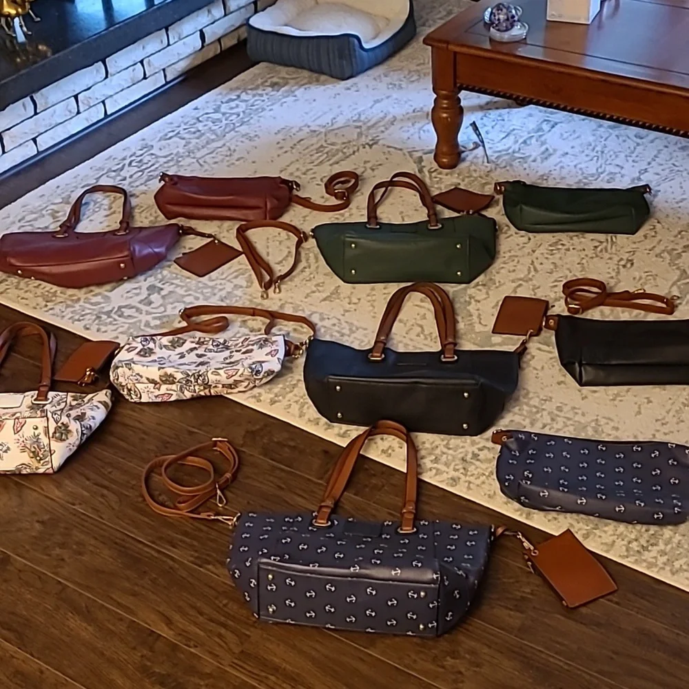New condition vegan totes with attached coin purses and addtl matching bags - Picture 1 of 14